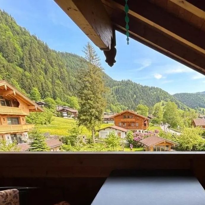 Ausblick-weitsicht-auf-berge-von- Terasse-Ferienwohnungen-Haus-am-Wiesbach Blick auf bayerische Landschaft und Bergen von der Terasse der Ferienwohungen Haus am Wiesbach in Reit im Winkl