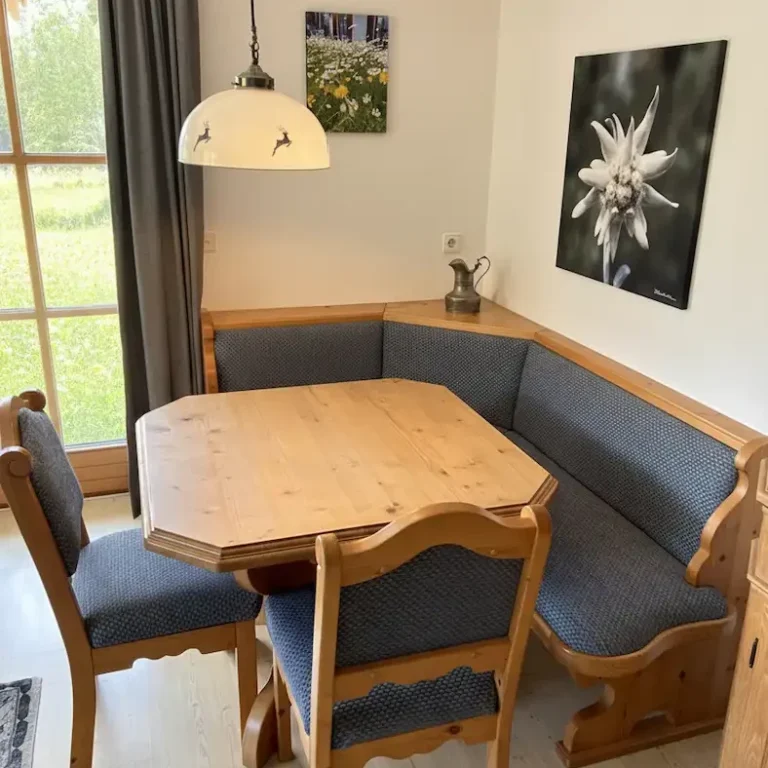 Ferienwohung-Enzian-Barrierfrei-in-reit-im-winkl-Haus-am-WIESBACH-Kurzurlaub-bayern Wohnzimmer boutique-Ferienwohung Enzian im Haus am Wiesbach mit bayrischer Einrichtung-barrierefrei