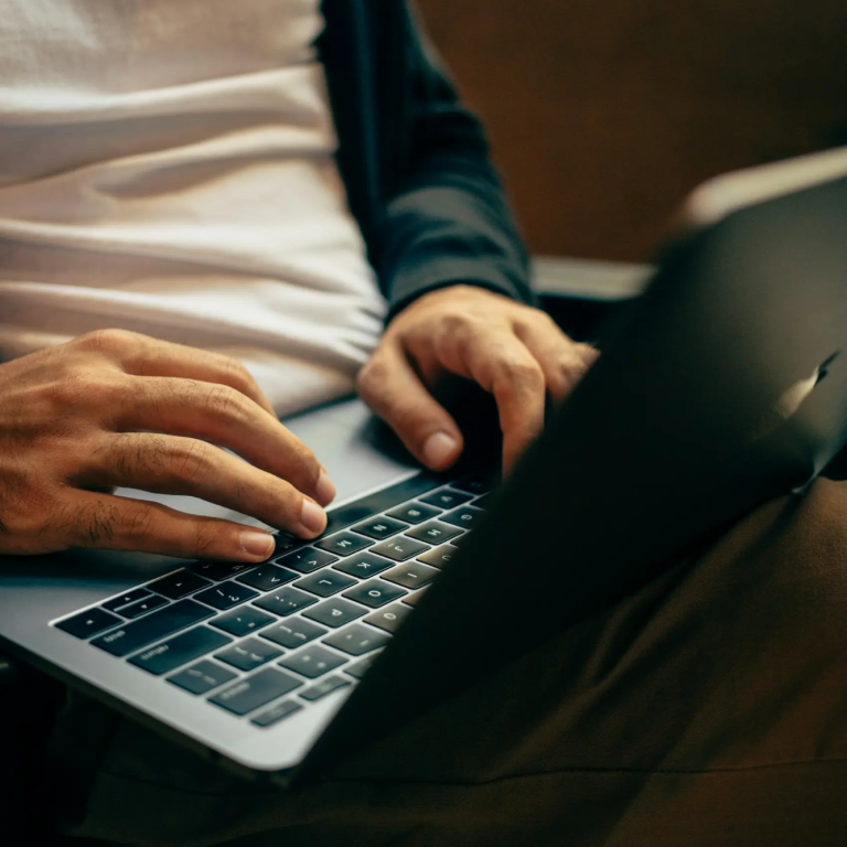 Mobiles Arbeiten mit Alpenpanorama Mobiles Arbeiten mit Alpenpanorama Stabiles und schnelles WLAN für Workation-Gäste im Haus am Wiesbach – ideal für Zoom-Meetings im Bergurlaub.