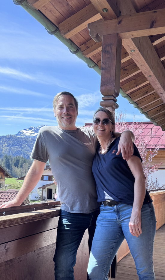 Gastgeber-mit-Leidenschaft-Damniel-und-Barbara-Haus-am-Wiesbach-Feirnwohunngen Gastgeber Daniel und Barbara des Haus am Wiesbach der Ferienwohnungen in Reit im Winkl mit Blick auf dei Bergpracht.