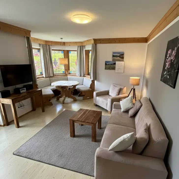 Wohnzimmer boutique-Ferienwohnung-Bergveilchen- im-Haus-am-Wiesbach-barrierefrei-Erdgeschoss-wochenedntrip-bayern helles, barrierefreies Wohnzimmer der Ferienwohnung Bergveilchen mit Alpenblick gemütlich eingerichtet mit Gartenzugang